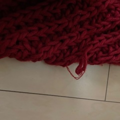 えんじ色　マフラーの画像