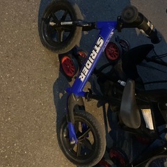 変身バイクスポーツデポ限定色とストライダーの画像