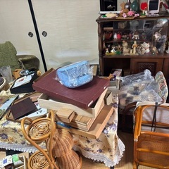 実家大掃除　タンスや食器多数の画像