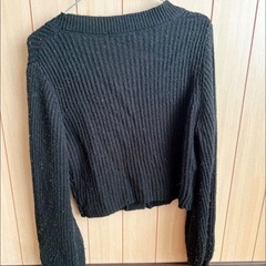 黒いリブ編みボタン付きショート丈カーディガンの画像