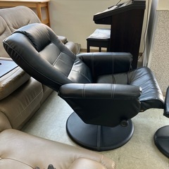 サ2512-335 パーソナルチェア オットマン付き ブラック ※バラ売り不可 キズ汚れ有りの画像