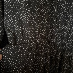水玉模様の黒のワンピースの画像