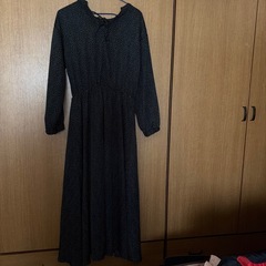 水玉模様の黒のワンピースの画像