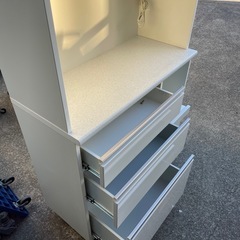 キッチンボード　食器棚の画像