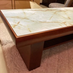 大理石テーブルの画像