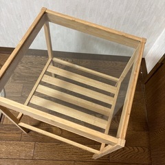 木のミニテーブルの画像