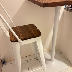 テーブルと椅子1脚のセットの画像