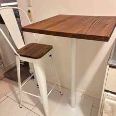 テーブルと椅子1脚のセットの画像