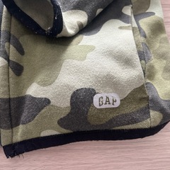 子供服　パーカー　フード　迷彩　GAP 4歳　100〜110センチの画像