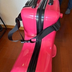 子供が乗れる キャリーケース ピンクの画像