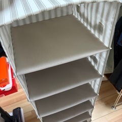 IKEA ハンガーにかける棚の画像