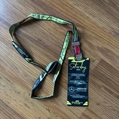 F１のメルセデスAMGの2025年パドックパス(非売品)とキャップのセット
     の画像
