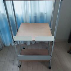 キャスター付きパソコンデスク机の画像