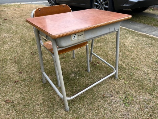 小学校の机と椅子 KOKUYO