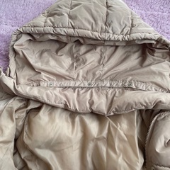 GU ジーユー　ダウン　ベージュ　の画像