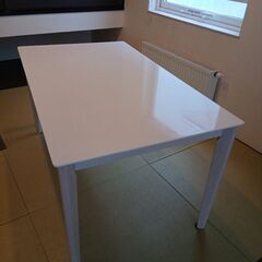 ダイニングテーブルの画像