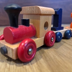 木製汽車のおもちゃの画像