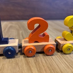 木製汽車のおもちゃの画像