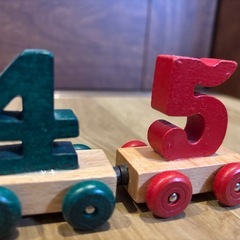 木製汽車のおもちゃの画像