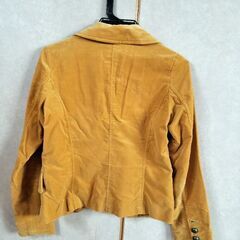 からし色ジャケットの画像