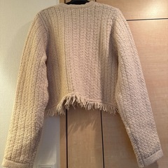 フリンジニットカーディガン　ショート丈ベェージュ金ボタンの画像