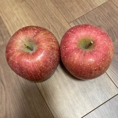 りんご2個の画像