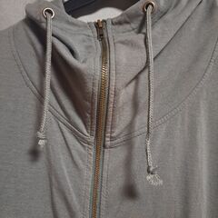 落ち着いた色味のグリーンパーカーの画像