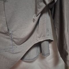 落ち着いた色味のグリーンパーカーの画像