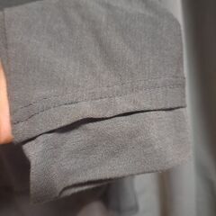 落ち着いた色味のグリーンパーカーの画像