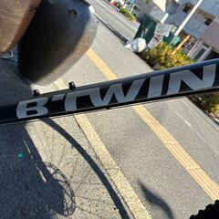 【リサイクルショップどりーむ荒田店】No.539 超美品！ クロスバイク　７００C　デカトロン　B‘Twin　Riversaide５００ ギア切り替え９段変速 軽量アルミフレームvディスクブレーキの画像