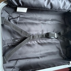 黒色キャリーケースの画像