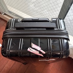 スーツケース　タイヤ一つ故障　機内持ち込み可能サイズの画像