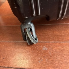スーツケース　タイヤ一つ故障　機内持ち込み可能サイズの画像