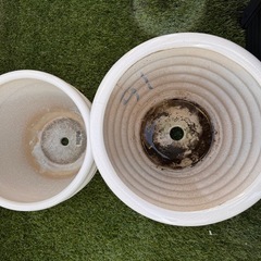 陶器植木鉢 白 2個セット（直径 約25cm／30cm）の画像