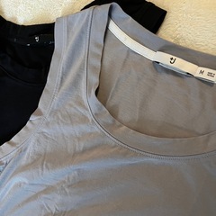 グレーとブラックのMサイズタンクトップ2枚セットの画像