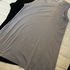 グレーとブラックのMサイズタンクトップ2枚セットの画像