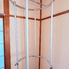 回転式ハンガーラックの画像