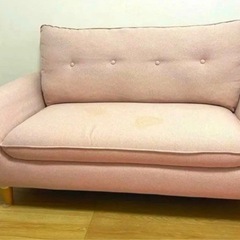 ピンクファブリックソファ　2人掛けソファの画像