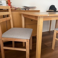 テーブルと椅子の画像