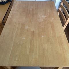 テーブルと椅子の画像