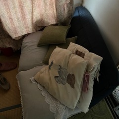 食器や座椅子の画像