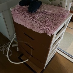 食器や座椅子の画像