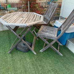 テーブル、イス２脚、パラソルの画像