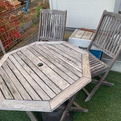 テーブル、イス２脚、パラソルの画像