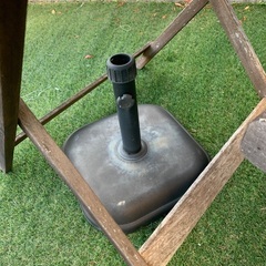 テーブル、イス２脚、パラソルの画像