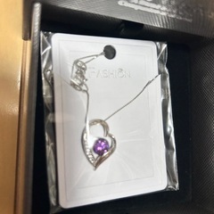 プレゼント、バラ、ネックレスの画像