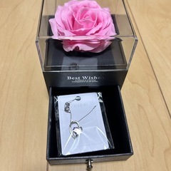 プレゼント、バラ、ネックレスの画像