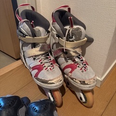 ローラーブレード女の子、サポーター付き小学生の画像