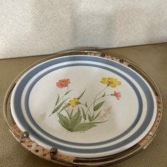 盛皿　プレート　金色の持ち手付き　可愛い花柄の画像
