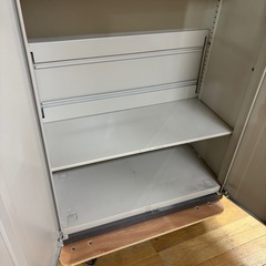 鍵あり 両開き スチール 書庫 事務用品の画像